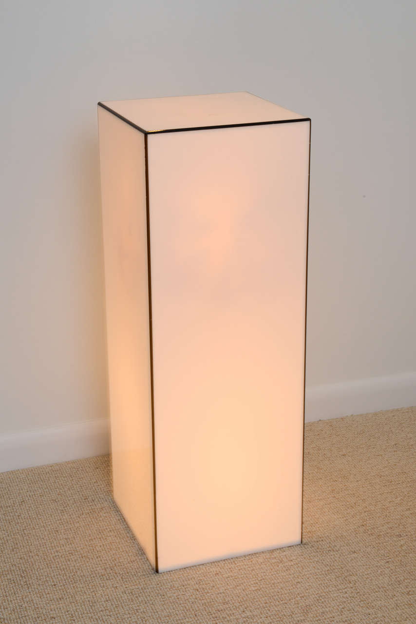 White acrylic lighted pedestal with black edges.

Please feel free to contact us directly for a shipping quote or any additional information by clicking 