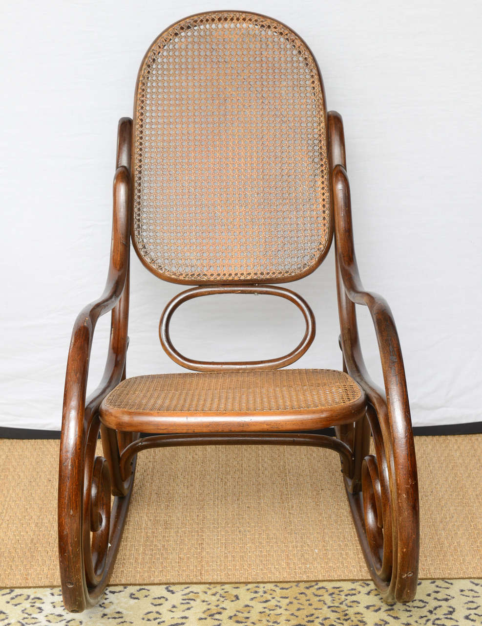 Vieux fauteuil à bascule Thonet en bois courbé Excellent état à West Palm Beach, FL