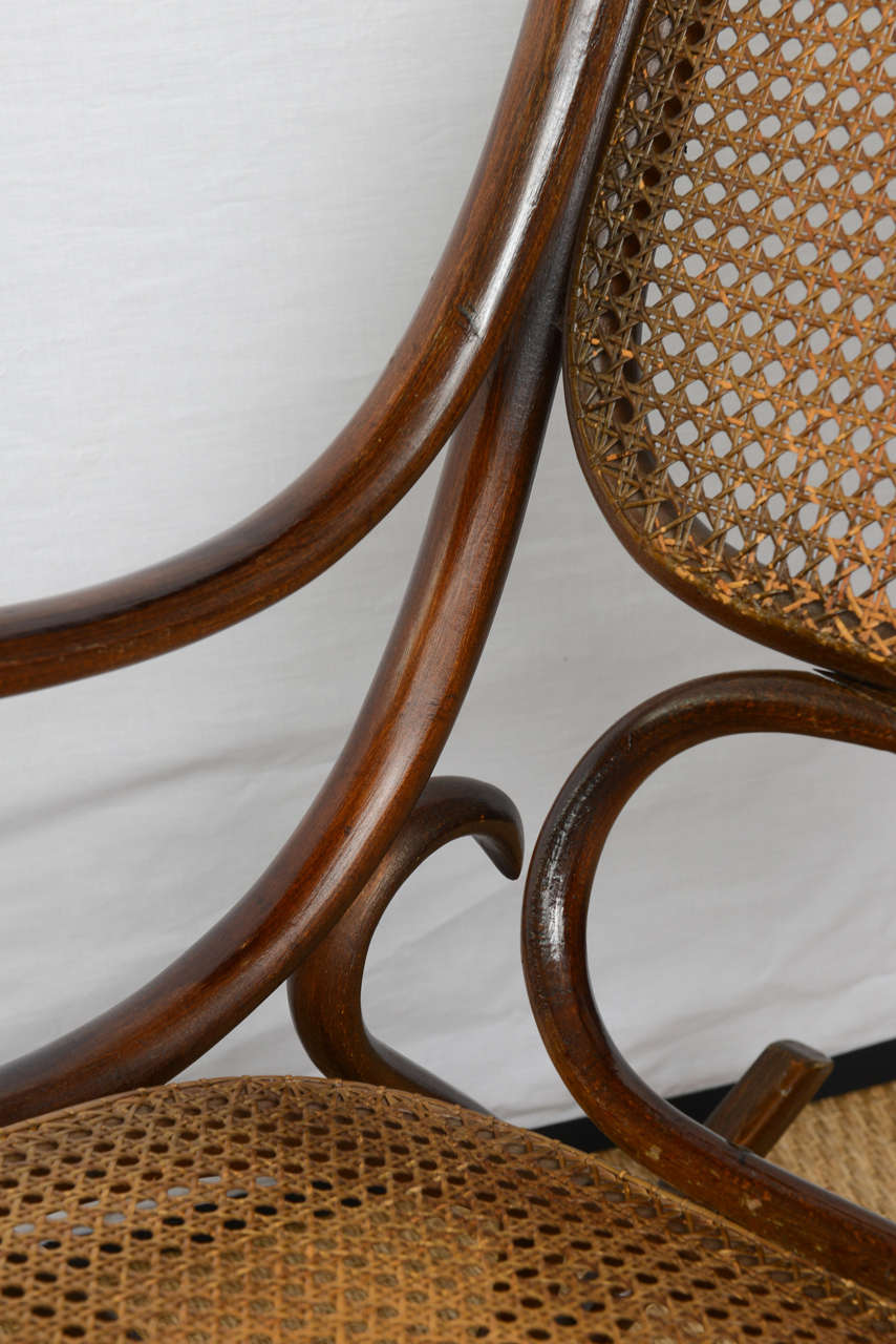 20ième siècle Vieux fauteuil à bascule Thonet en bois courbé