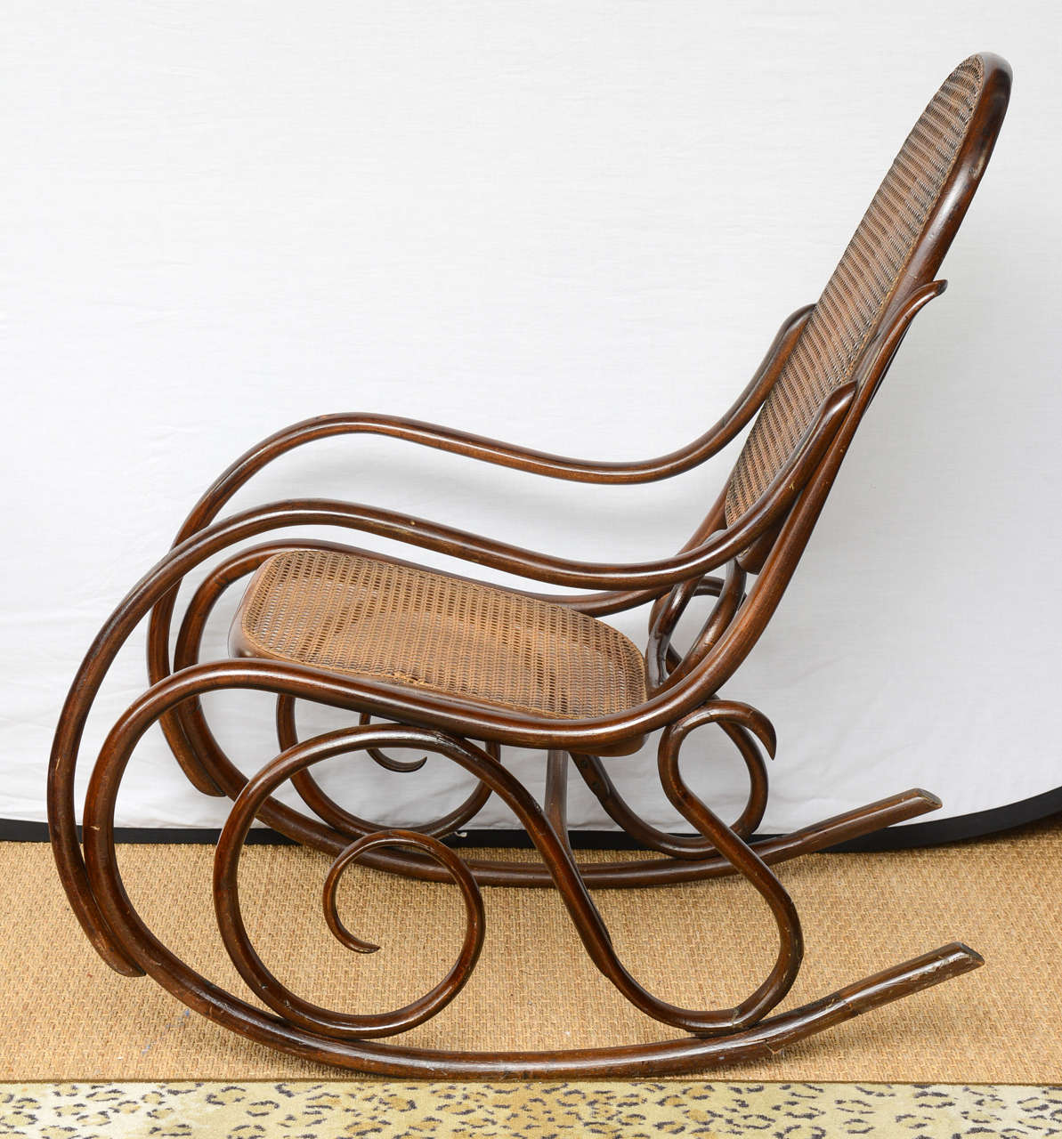 Vieux fauteuil à bascule Thonet en bois courbé 1