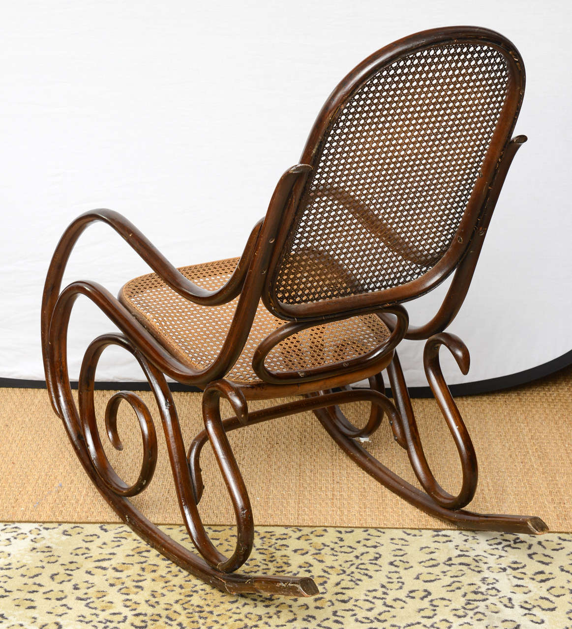 Vieux fauteuil à bascule Thonet en bois courbé 2