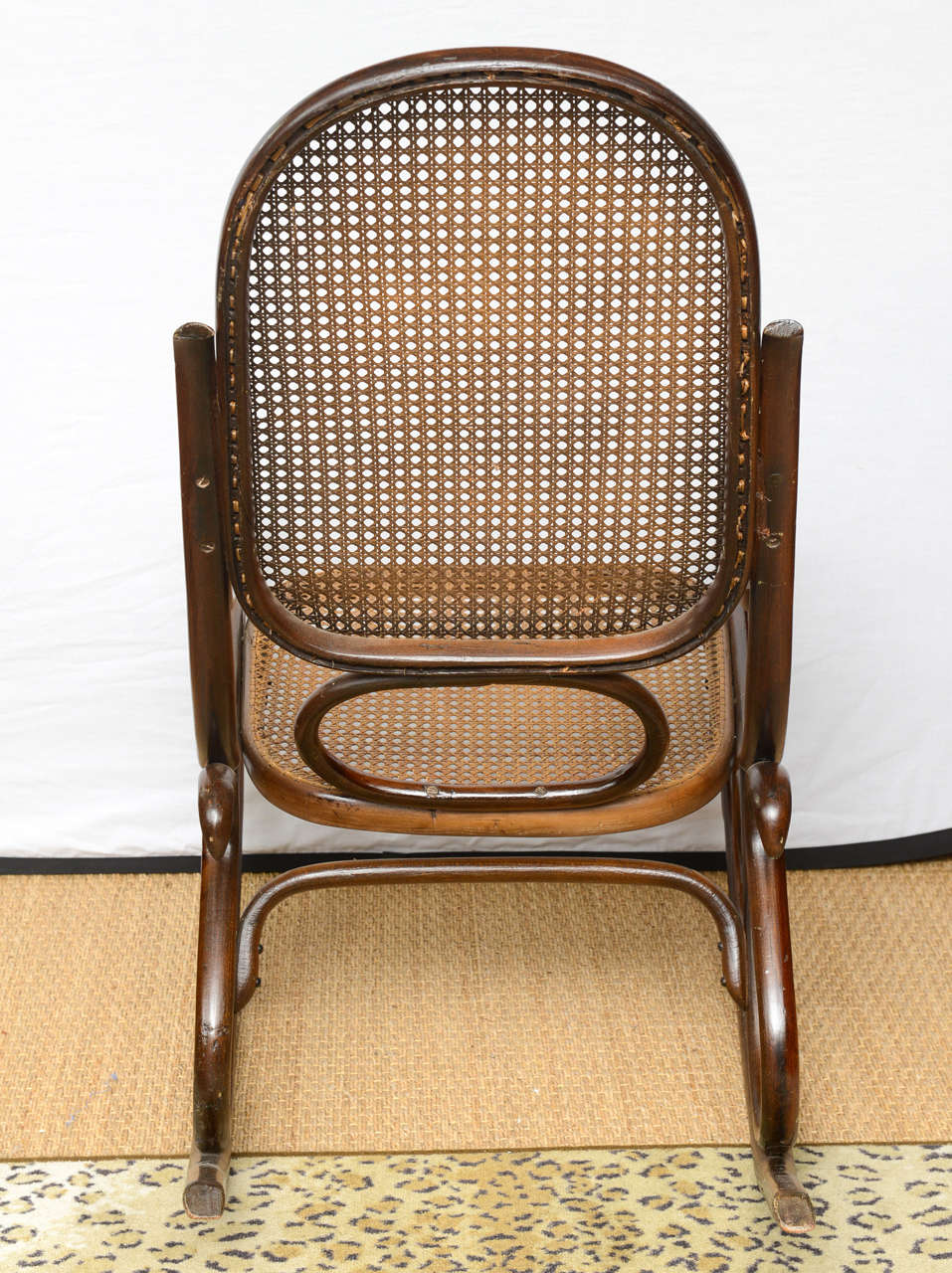 Vieux fauteuil à bascule Thonet en bois courbé 3