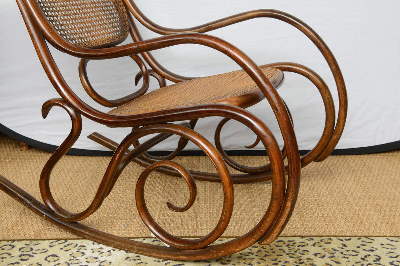 Vieux fauteuil à bascule Thonet en bois courbé 4