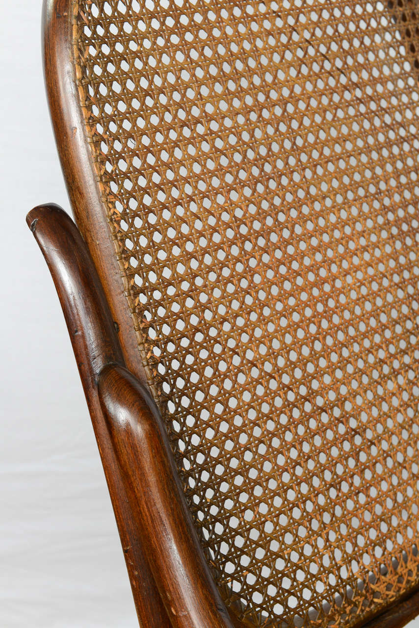 Vieux fauteuil à bascule Thonet en bois courbé 5