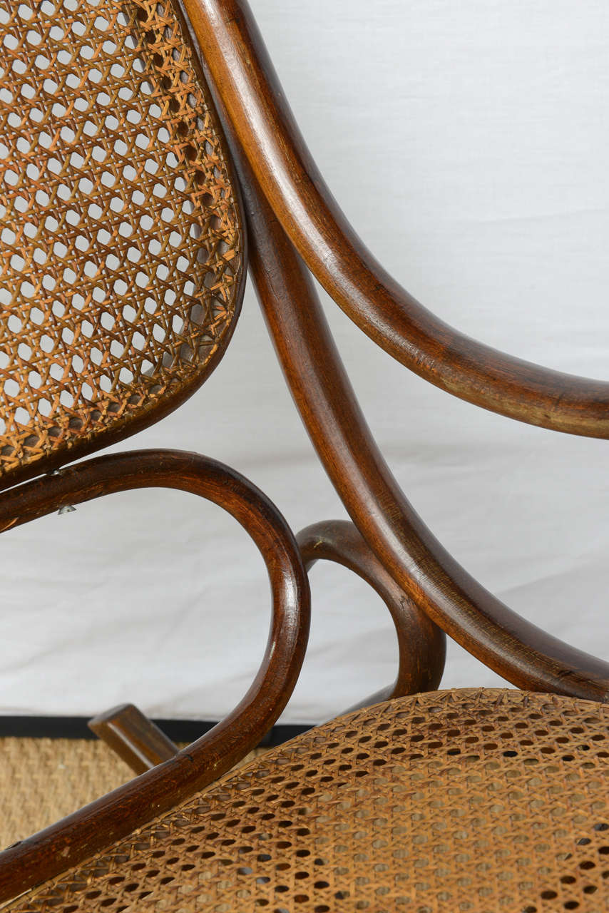 Vieux fauteuil à bascule Thonet en bois courbé 6