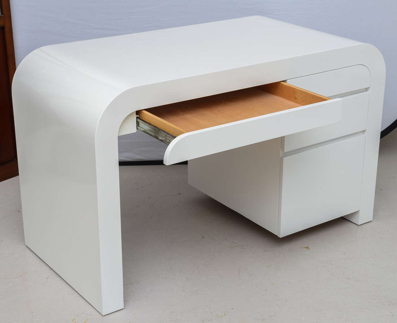 Mid-Century Modern White Lacquer Desk In Excellent Condition In West Palm Beach, FL