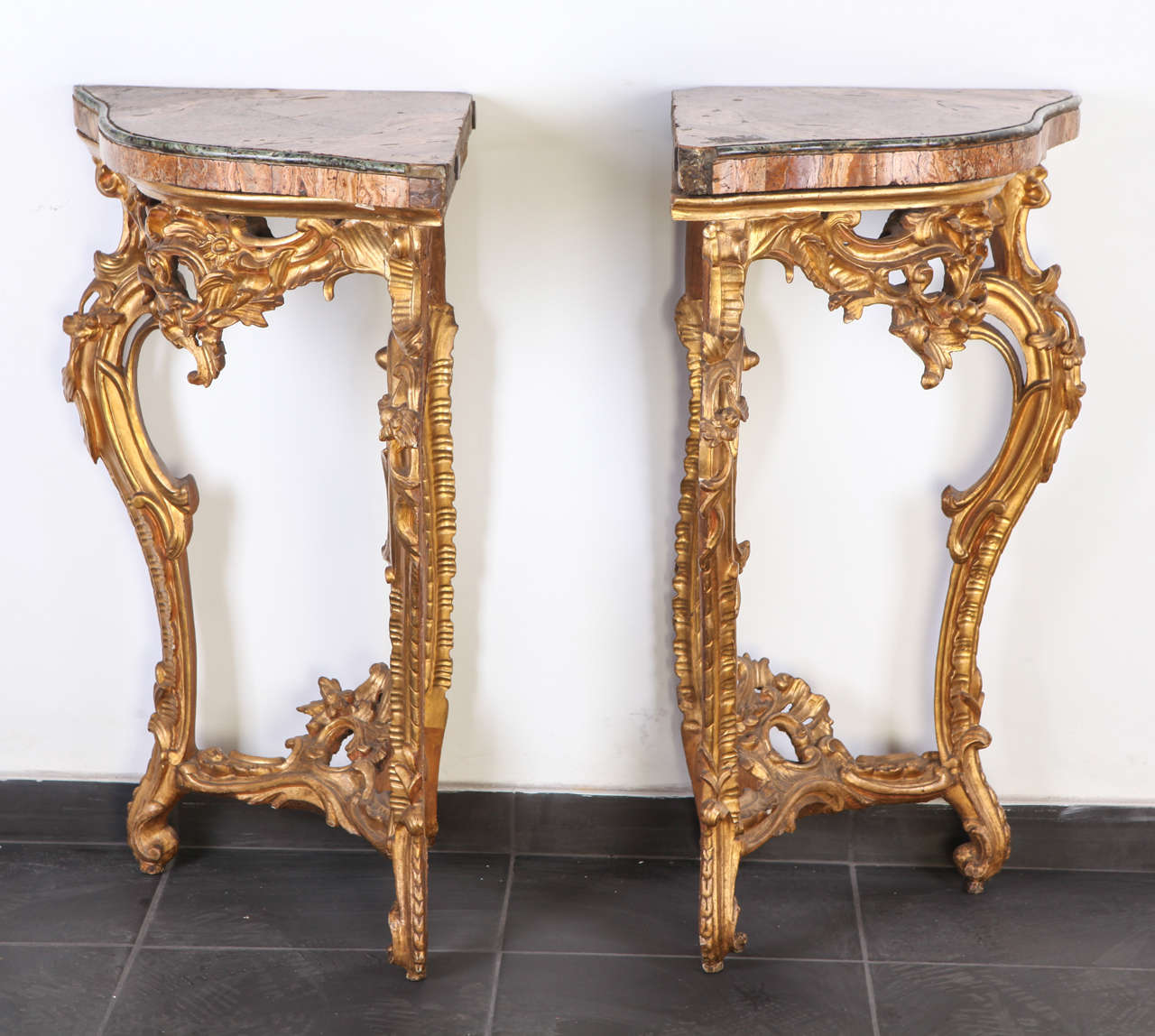 18th Century Italian alabaster topped giltwood pair of corner console tables, Rococo style.
