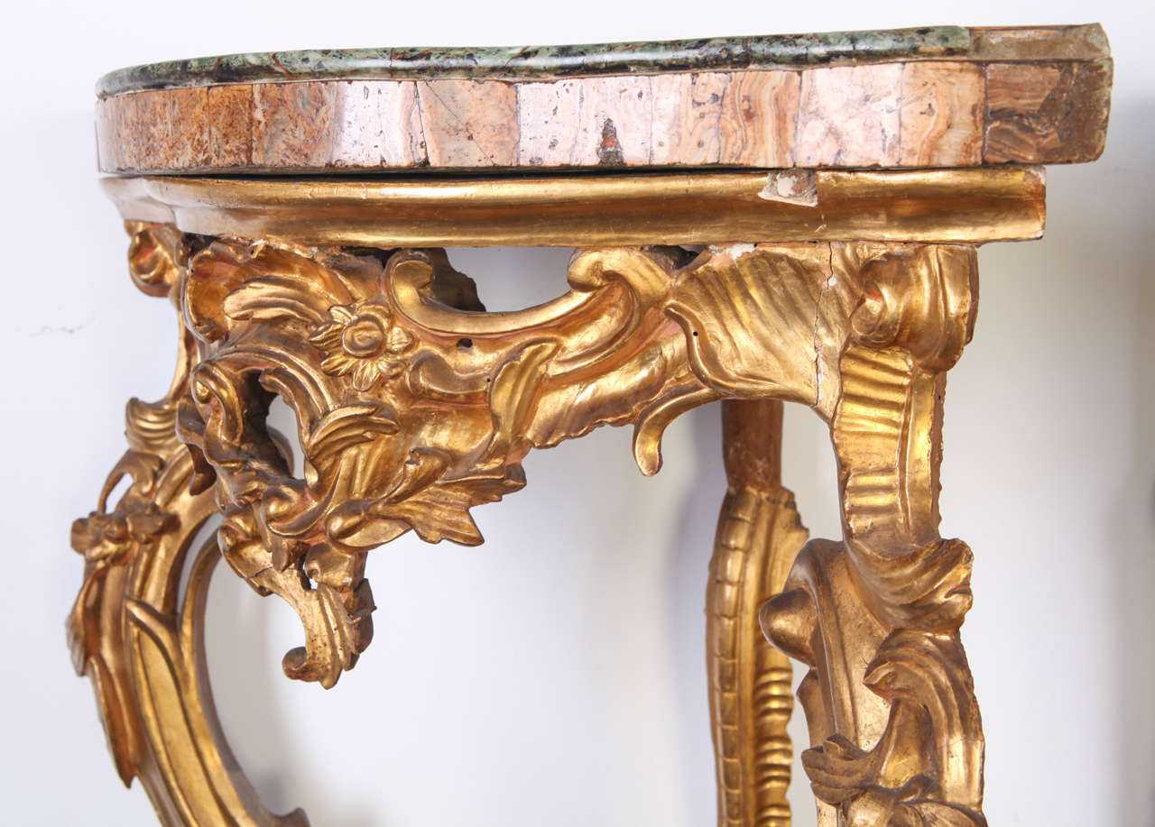 18th Century and Earlier 18th Century Italian alabaster topped giltwood pair of corner console tables For Sale