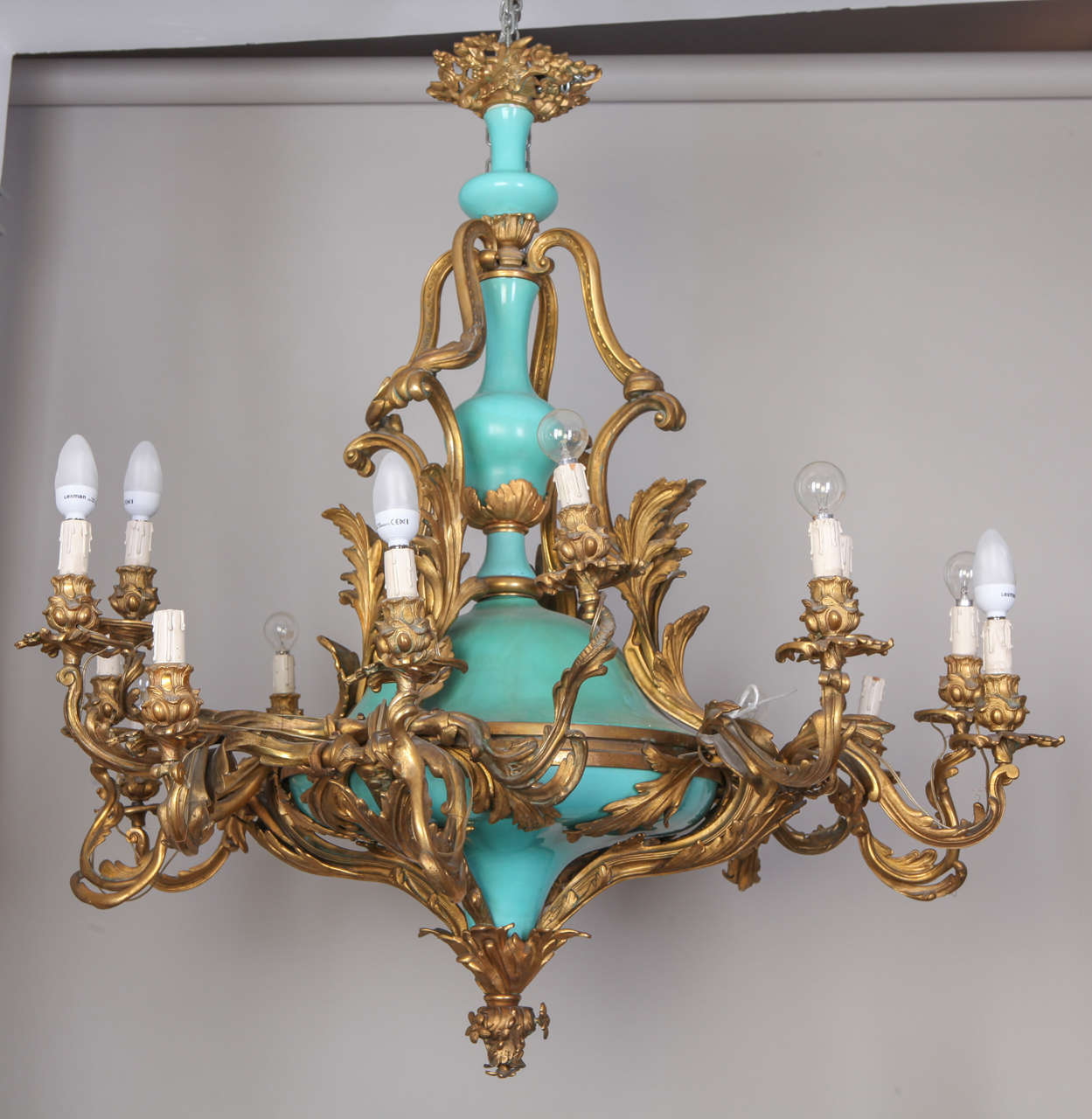 Chandelier in Gilded bronze in focus, and porcelain of the 19th century. France