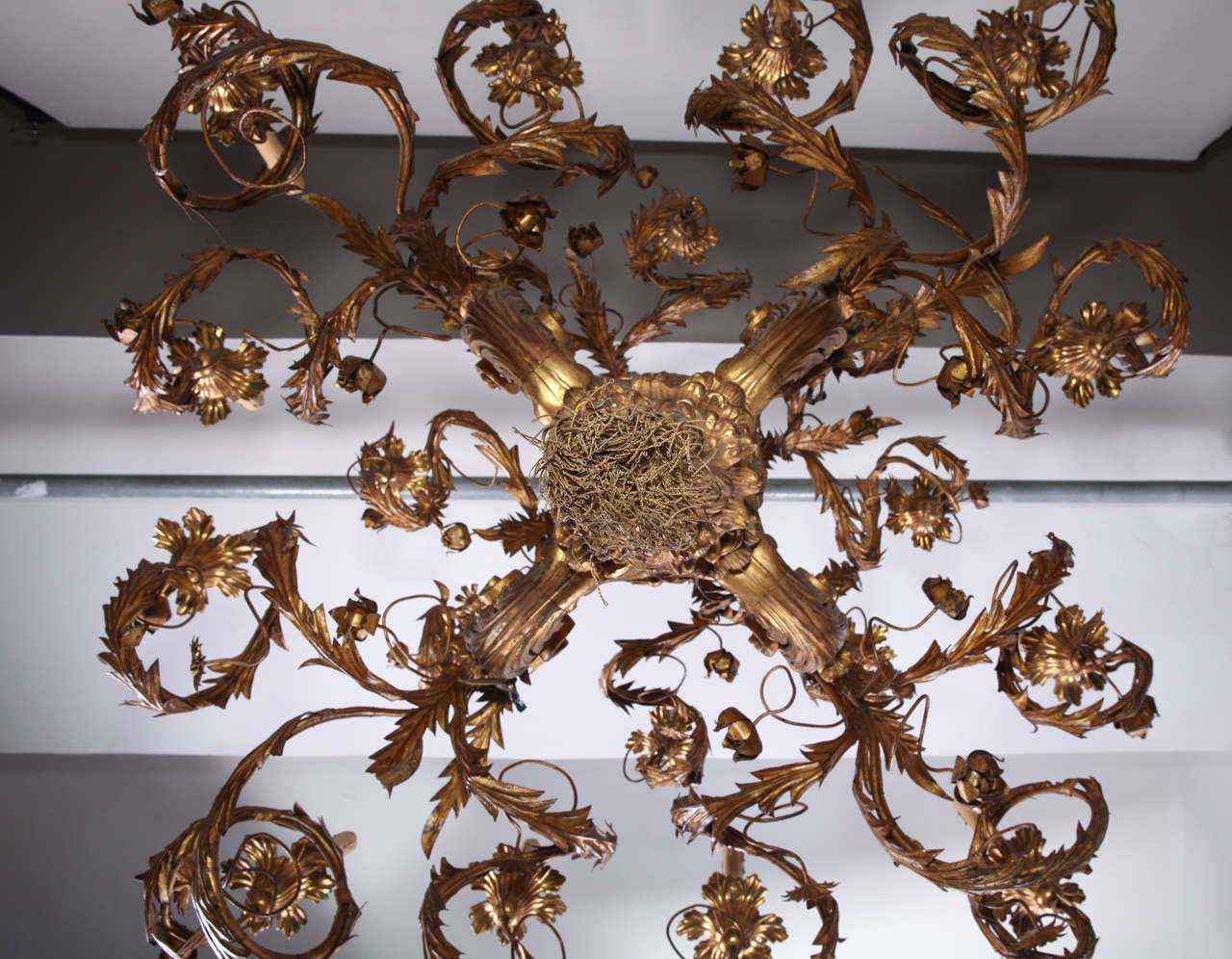 Chandelier in Wood and Gilt Wrought Iron In Excellent Condition In Roma, IT
