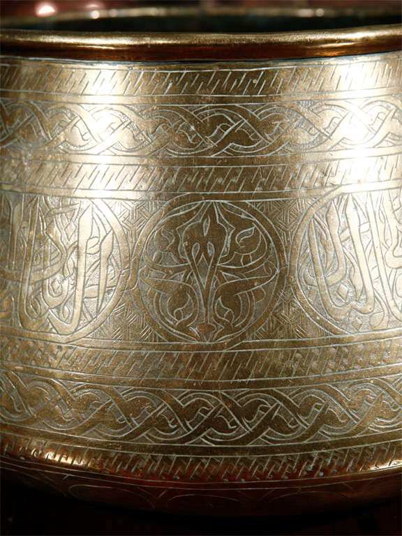 Persische Mamluken-Revival-Schale aus handgeätztem Messing im Zustand „Gut“ in North Hollywood, CA
