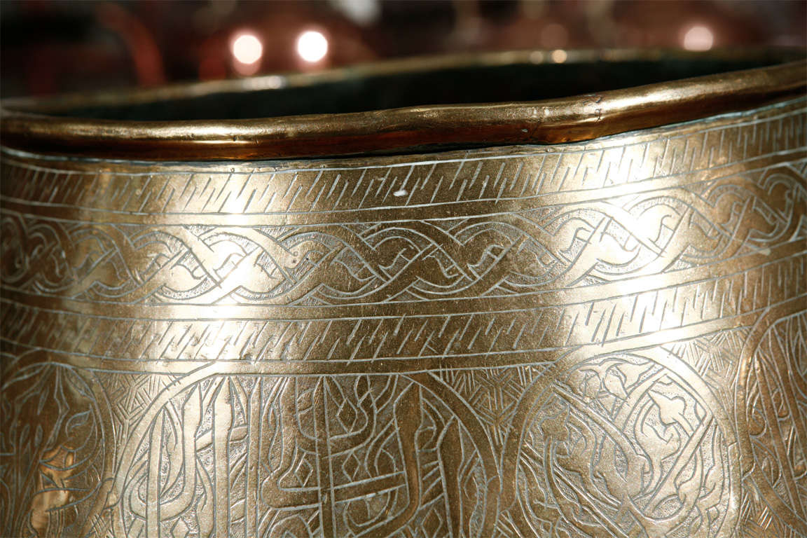 Persische Mamluken-Revival-Schale aus handgeätztem Messing (20. Jahrhundert)