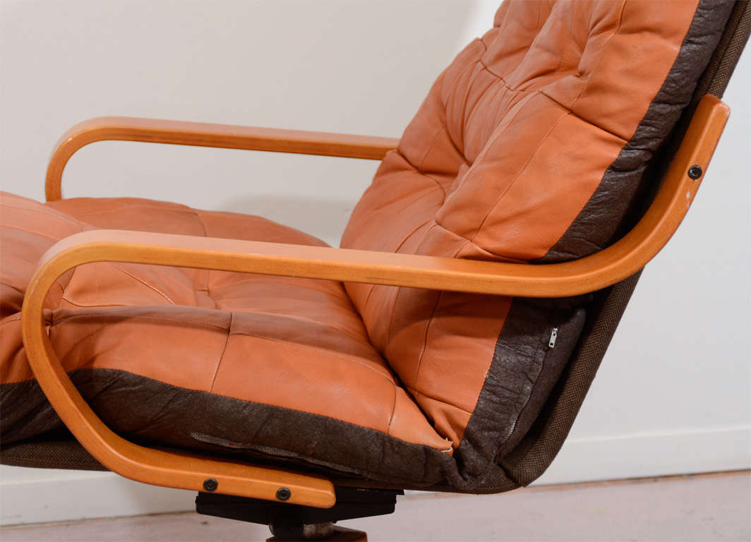 Mid-Century Modern Mid-Century Leather Lounge Chair with Swivel Base