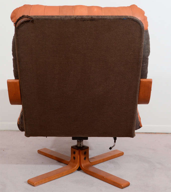 Mid-Century Leather Lounge Chair with Swivel Base In Good Condition In New York, NY