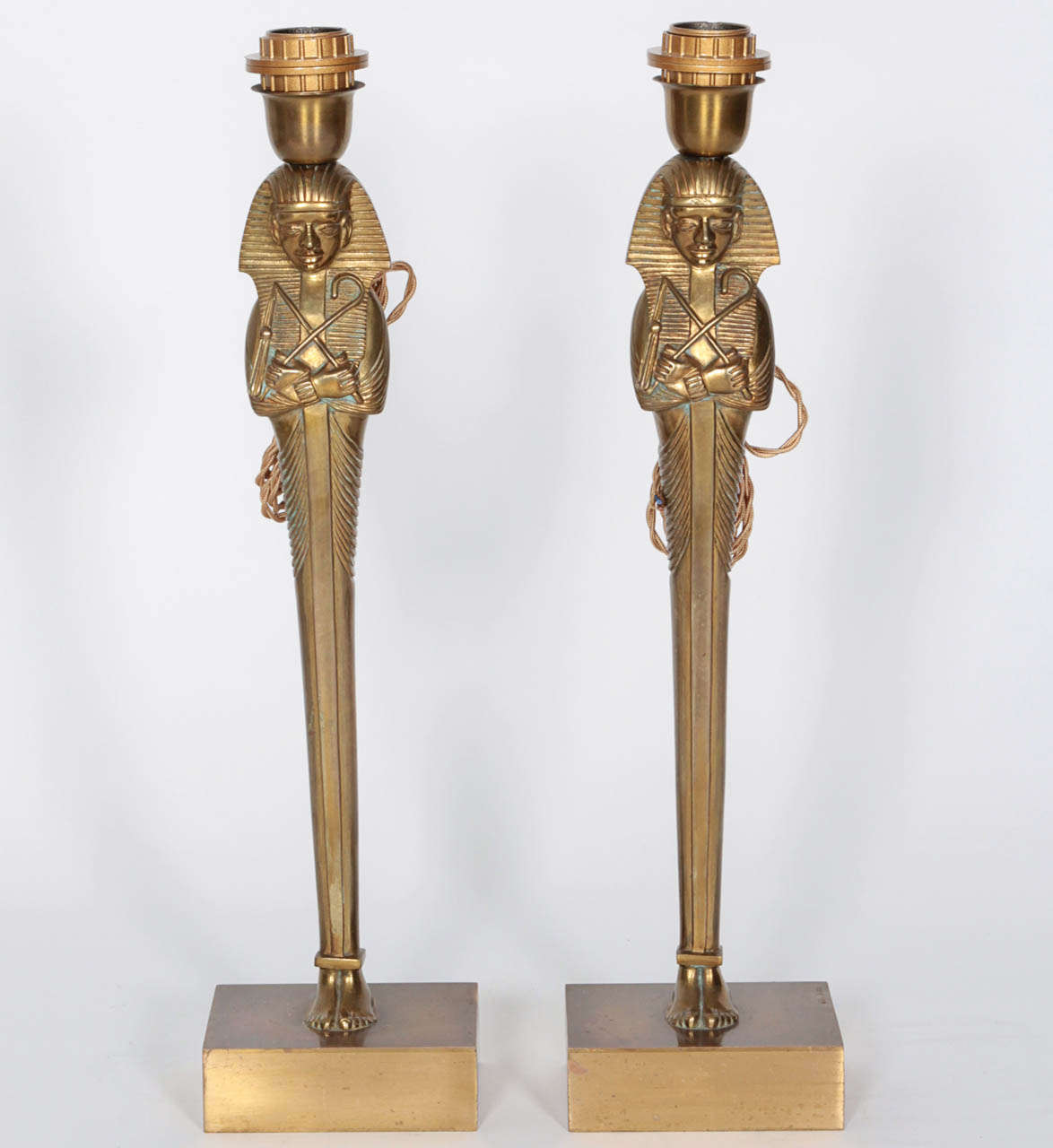 Seltenes Paar ägyptischer Tischlampen aus massiver Bronze.