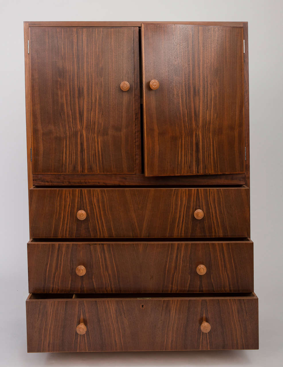 A Gordon Russell Walnut Linen Chest.
Possibly designed by Dick Russell.
Two double doors above three drawers.
Carved knob handles.
On a plinth base.
English.
Circa 1940
Metal label to back
130 x 91 x 45cms