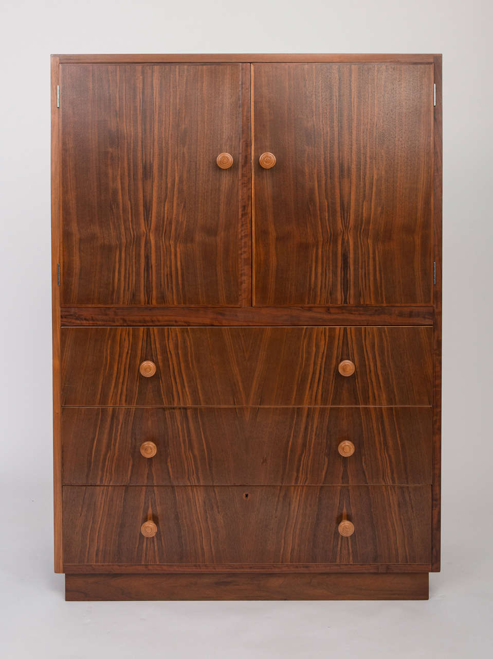 Gordon Russell walnut linen chest, England circa 1940 For Sale 3