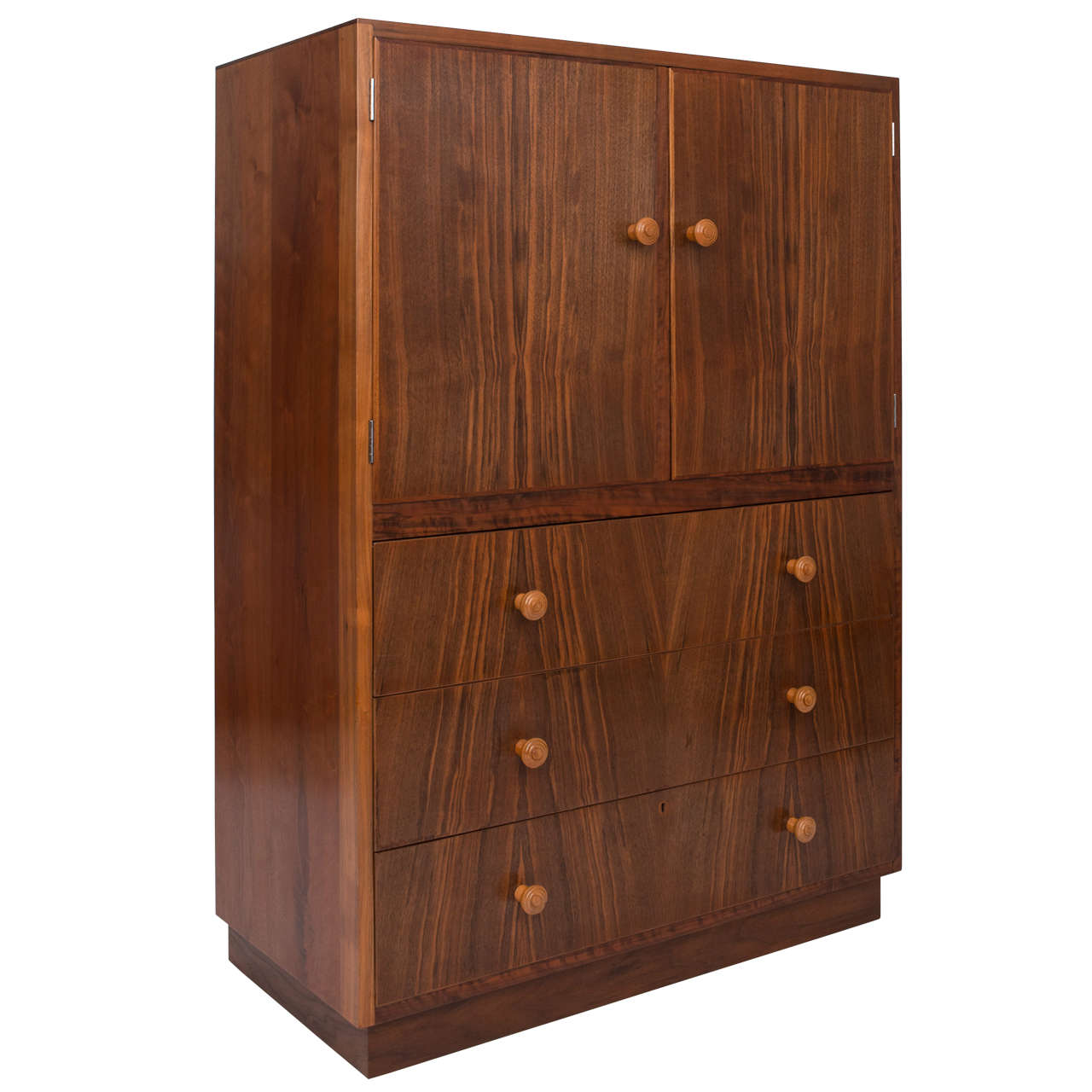 Gordon Russell walnut linen chest, England circa 1940 For Sale