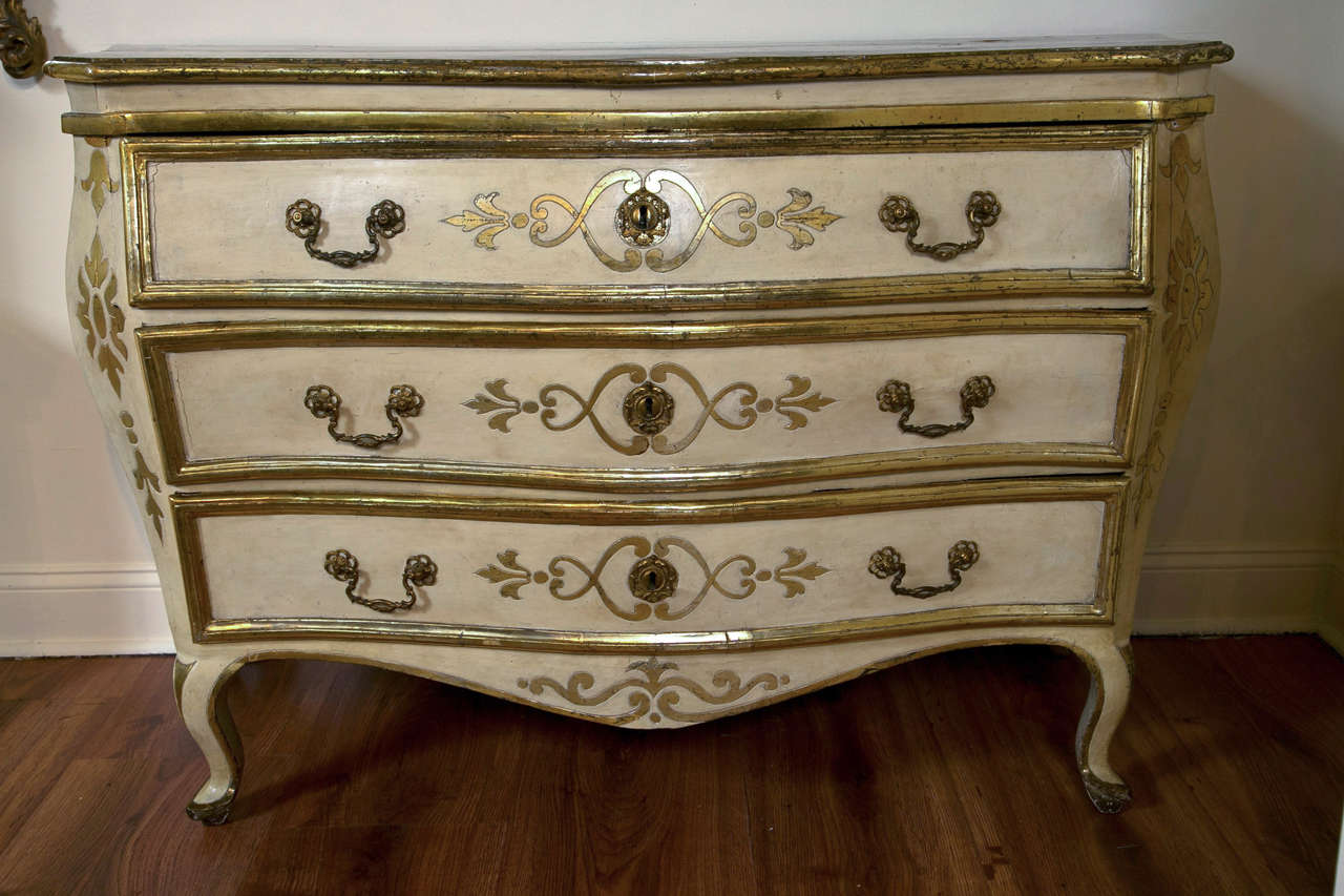 Pair of Italian 18th Century Painted Bombe Commodes For Sale 1