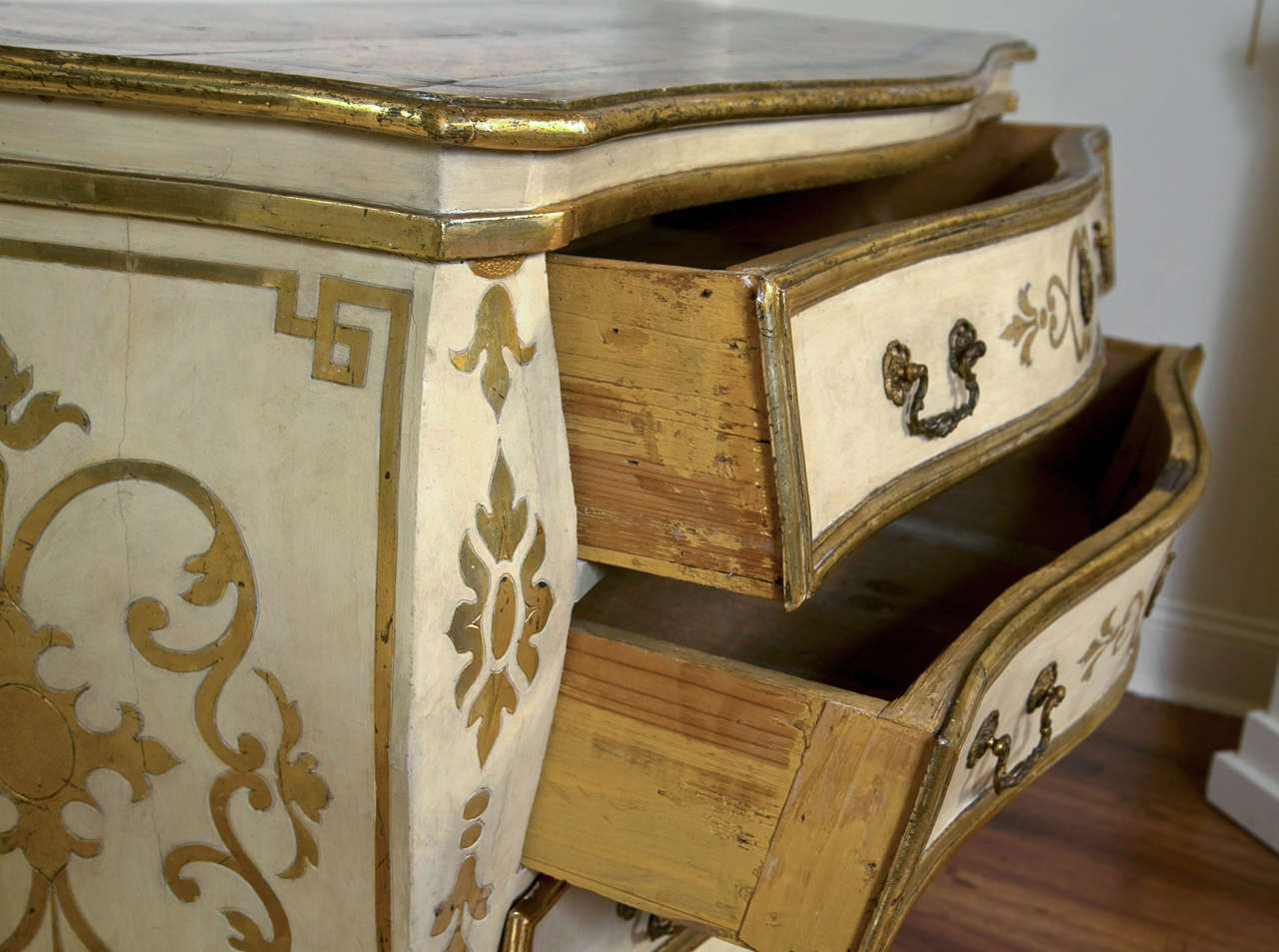 Pair of Italian 18th Century Painted Bombe Commodes For Sale 2