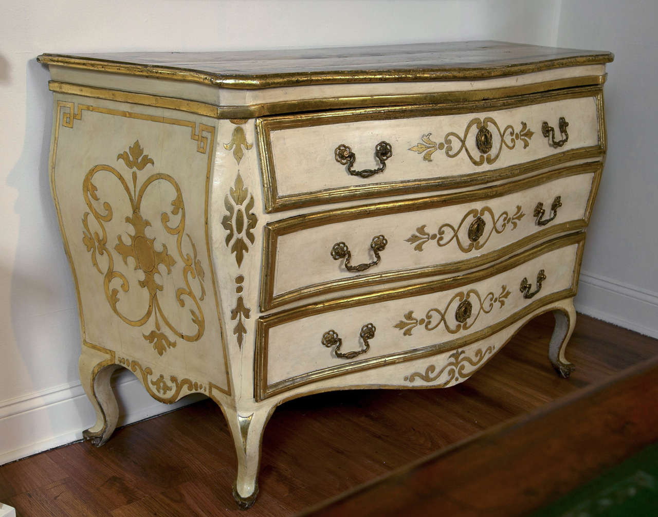 Pair of Italian 18th Century Painted Bombe Commodes For Sale 5