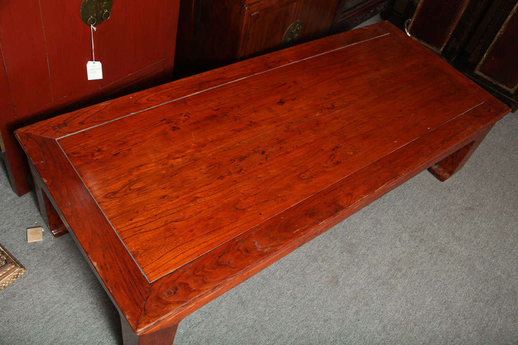 Ancienne table de chevet / table basse chinoise en bois d'orme laqué rouge du 19ème siècle Bon état - En vente à Yonkers, NY