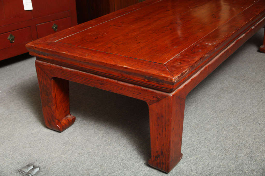Orme Ancienne table de chevet / table basse chinoise en bois d'orme laqué rouge du 19ème siècle en vente