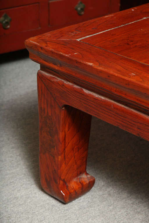 Ancienne table de chevet / table basse chinoise en bois d'orme laqué rouge du 19ème siècle en vente 1