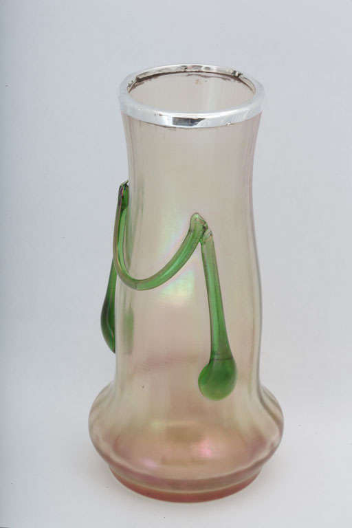 Inglese Vaso in vetro iridescente montato in argento sterling in vendita