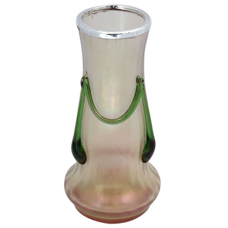 Vase aus schillerndem Glas mit Fassung aus Sterlingsilber