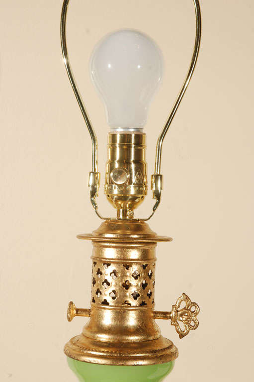 20ième siècle Lampe en opaline vert citron en vente