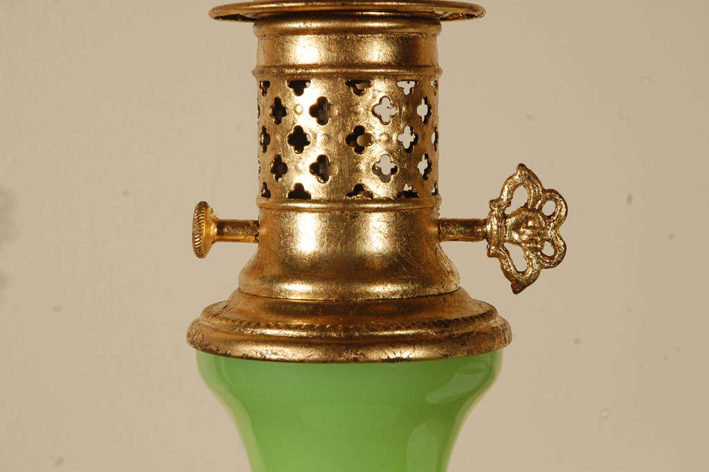 20ième siècle Lampe en opaline vert citron en vente