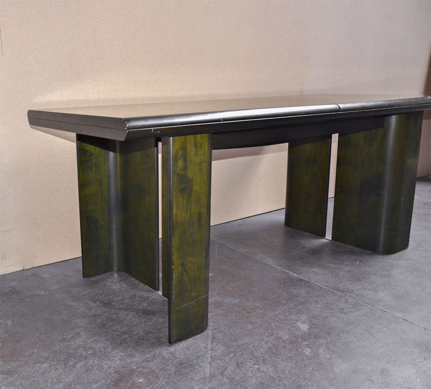 Very nice adjustable Italian table in the style of Tobia Scarpa. Green lacquered wood, with curved wood legs and slits.