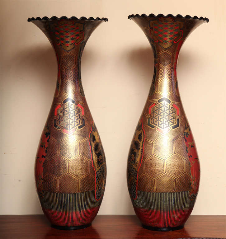 Palace Size Pair of 19th century Japanese  Vases In Excellent Condition In New York, NY