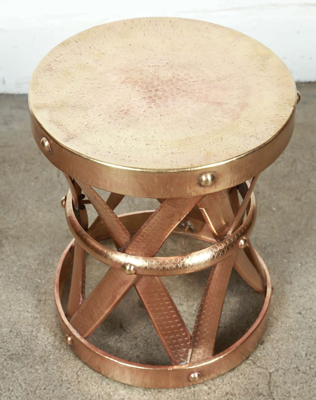 Very chic vintage hammered polished brass strap-work stool or side table with X-detailing in the Hollywood Regency style, USA, circa 1960.
Mid-Century Modern polished gold brass stool great to use indoor or outdoor as a stool or end table.
Has some