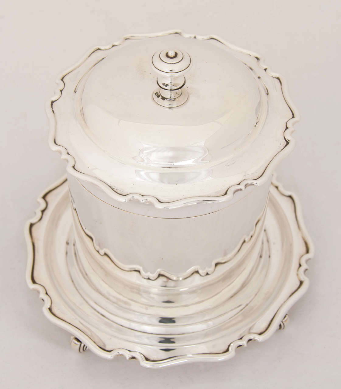 An English sterling silver biscuit box made by H.Atkins, in Sheffield 1925.
Measures: Height 6".