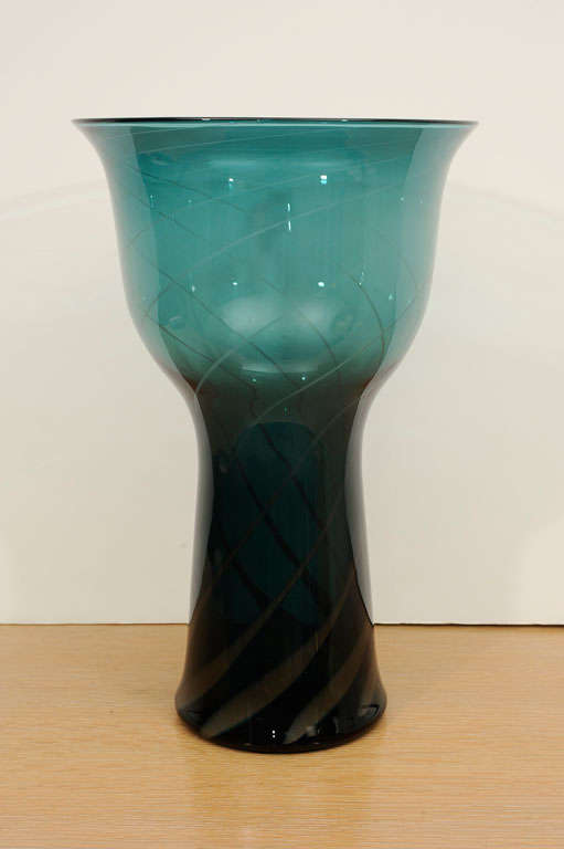 Vase en forme de calice, conçu par Ove Thorssen et Birgitta Carlsson pour Venini, Murano, 1974. Verre bleu-vert profond strié de rayures tourbillonnantes grises. Forme inhabituelle, signée.