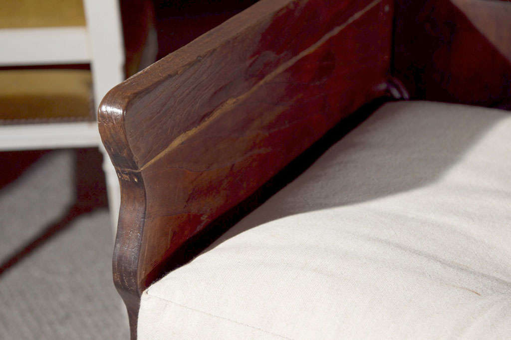 French Provincial Settee In Excellent Condition In Manhasset, NY