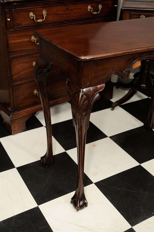 Table d'appoint en acajou du milieu du 19e siècle avec un tablier façonné et une frise festonnée centrée par une coquille et des palères, reposant sur des pieds cabriole avec des vrilles allongées sur des pieds en boule et griffes.