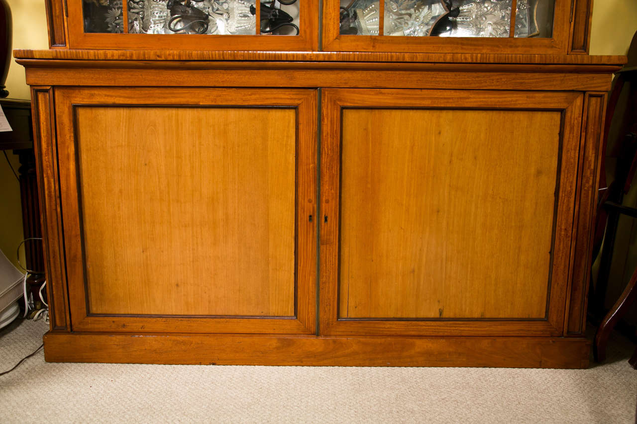 Cabinet Regency en bois satiné en vente 1