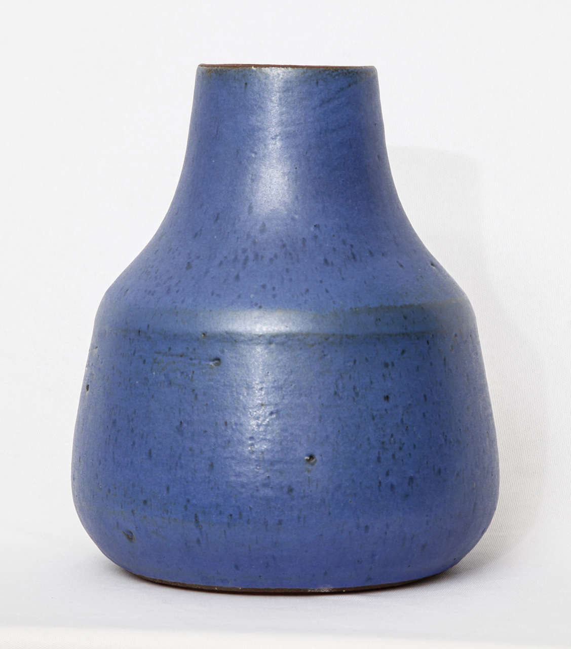 Round-shaped glazed ceramic vase designed by the Belgian artist Rogier Vandeweghe (1923) and executed by Amphora, his own ceramic workshop located in Brugges (B). 
Stamped signature on the base (see last image).