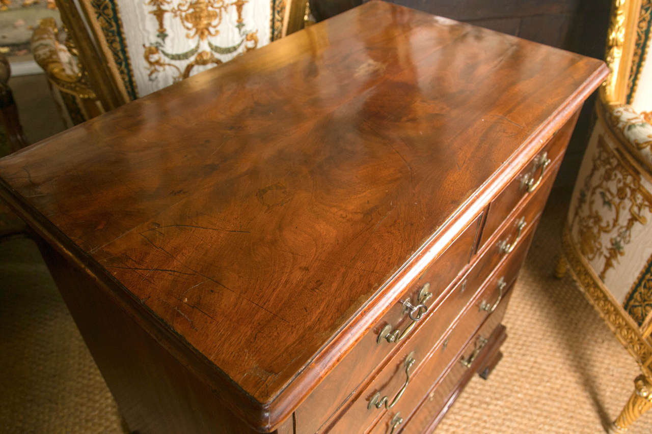 Period George III Mahogany Bachelor Chest In Good Condition For Sale In Woodbury, CT