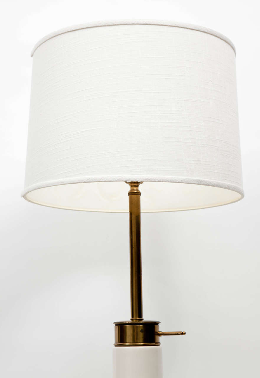 Stiffel Modernist White Ceramic and Brass Table Lamp In Good Condition In New York, NY