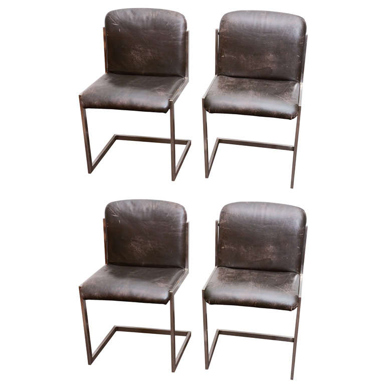 Ensemble de quatre chaises cantilever modernistes en acier et cuir, France, vers 1970 