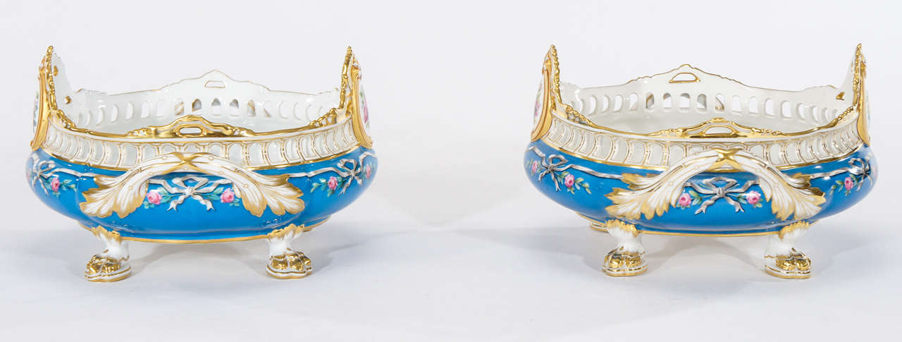 Pair of Le Rosey Old Paris Hand Painted Cachepots /Centerpieces In Excellent Condition For Sale In Great Barrington, MA