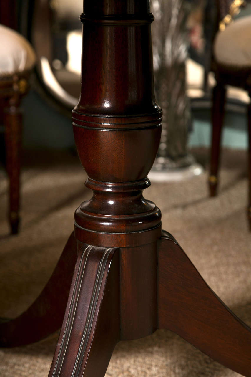 Kindel Mahogany Double Pedestal 4-Leaf Dining Table In Good Condition In Manhasset, NY