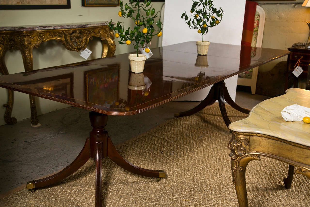 Regency Style Mahogany 2-Leaf Dining Table by Baker In Good Condition In Stamford, CT