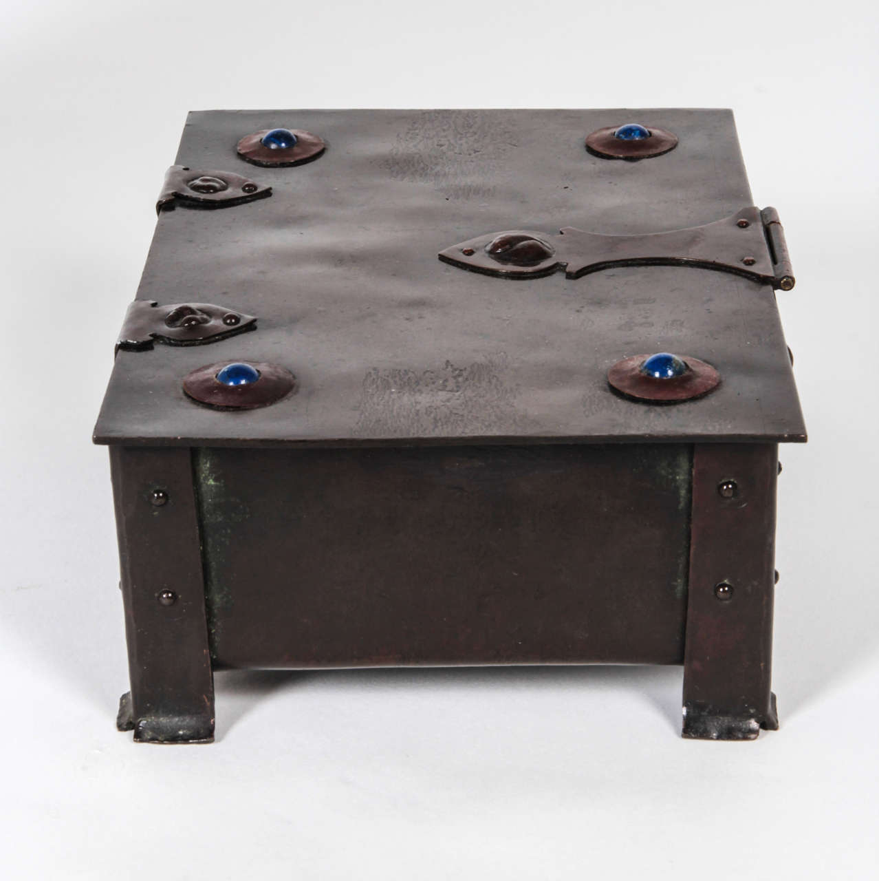 Albert Edward Jones British Arts and Crafts Copper Lapis Lazuli Box, circa 1905 In Excellent Condition For Sale In New York, NY