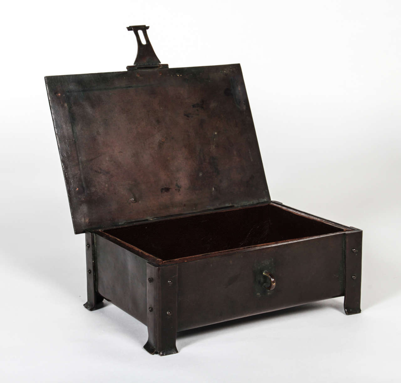 Albert Edward Jones British Arts and Crafts Copper Lapis Lazuli Box, circa 1905 For Sale 1