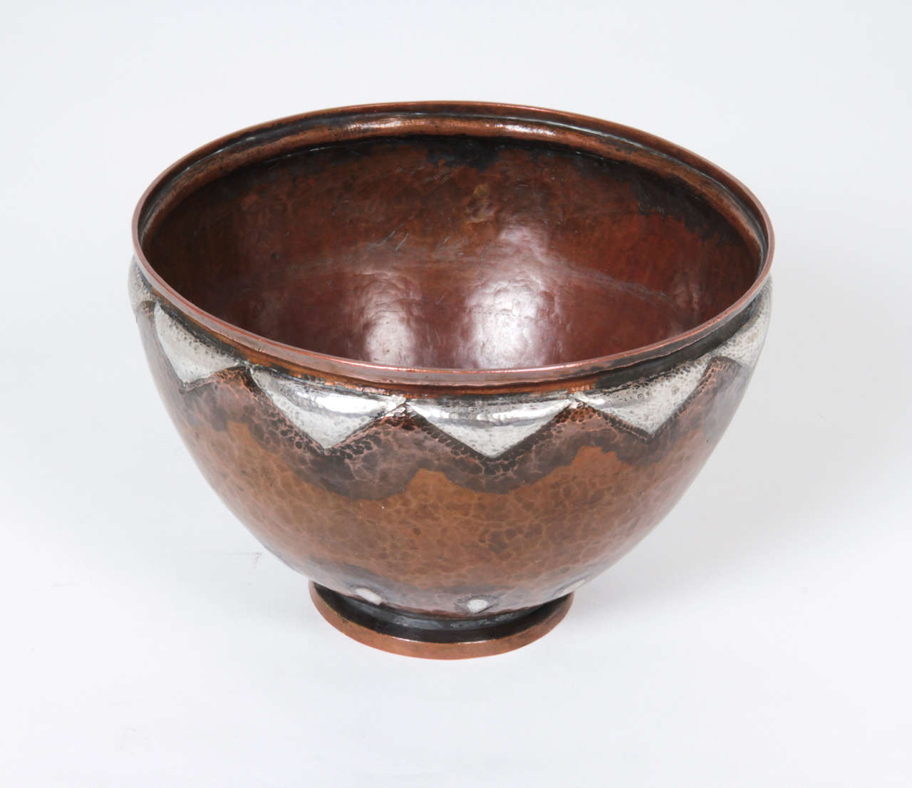 Jean Serrrière  (1893-1968)  France
A. Hebrard  (closed 1937) Paris

Footed dinanderie bowl, circa 1925

Hand wrought copper with silver incrustations in a repeating triangular motif and contrasting black patination on a rich brown